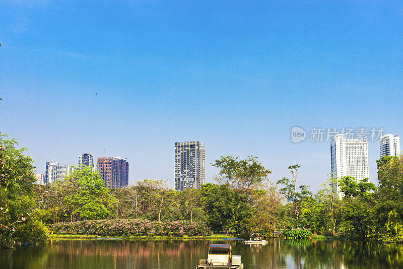 曼谷Chatuchak天际线后面的Rot Fai公园